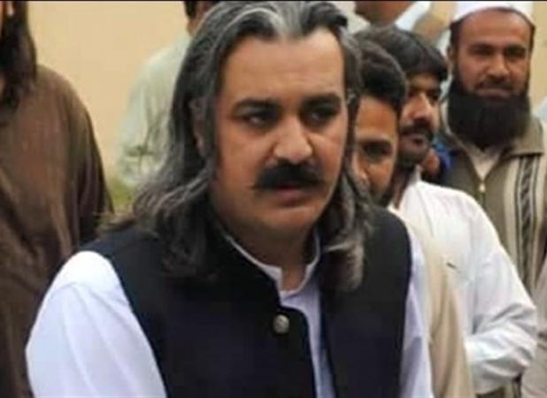 حکم بازداشت مقام پاکستانی همزمان با تاکید عمران خان بر مذاکره با طالبان