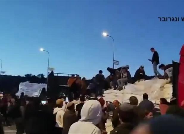 شهادت ۲۰ فلسطینی در غزه بر اثر حمله هوایی به کامیون حامل غذا