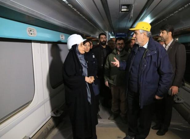 وزیر راه و شهرسازی از خطوط تولید واگن سازی در زنجان بازدید کرد