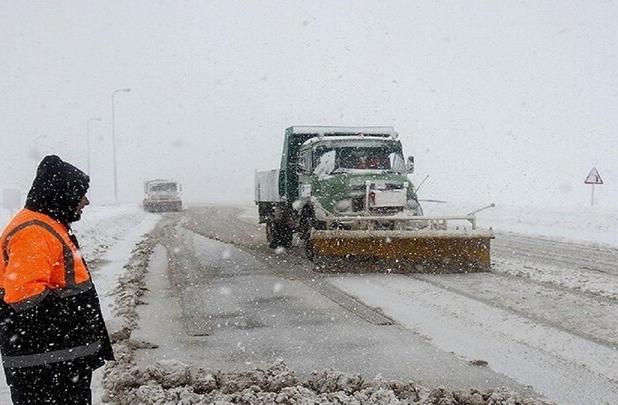 امدادرسانی به خودروی گرفتار در برف در محور گرمابدشت به لشکان رودسر