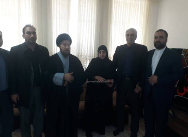 تکریم خانواده شهدای مدافع امنیت در استان ایلام 