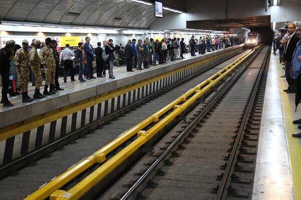 سرقت ۳۰ میلیون تومانی با ترفند کمک در خرید بلیت مترو