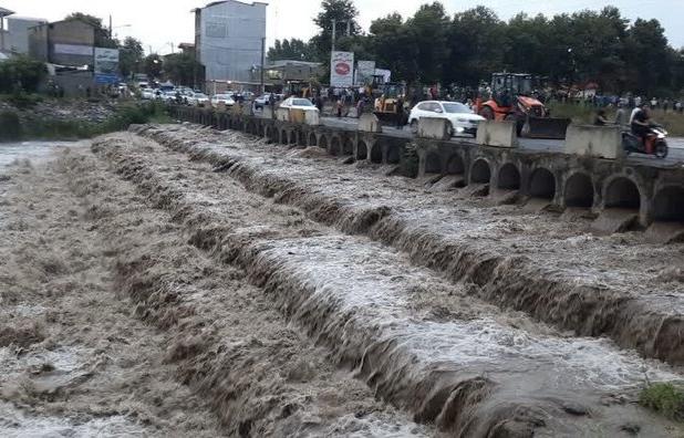 طغیان رودخانه سیاهکلرود بر اثر بارش شدید باران