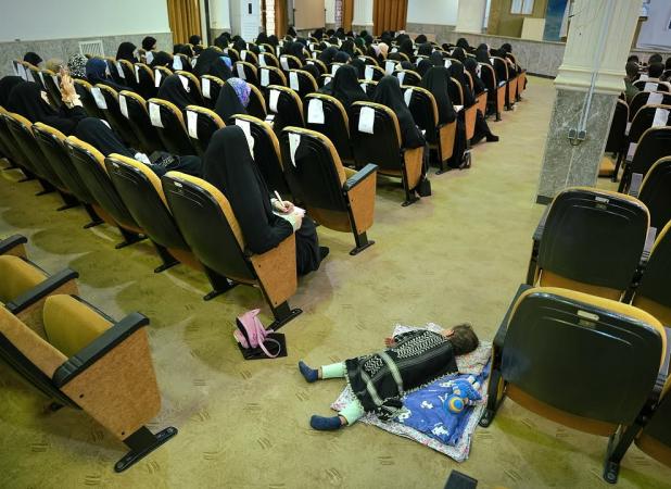 عکس‌ واکنش‌برانگیز از یک مادر و کودک در کلاس دانشگاه قم
