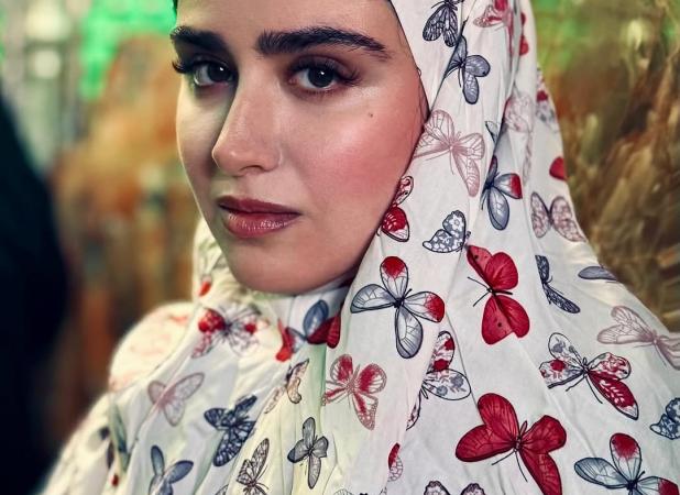 ژست معصومانه بازیگر سریال «هیولا» با حجاب کامل در یک امامزاده جلب‌توجه کرد