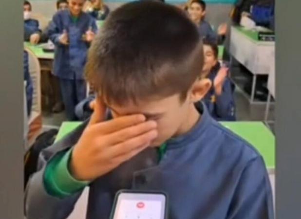 لحظه‌ای که کلاس درس عطر مادر گرفت؛تماس تلفنی دانش‌آموزان با مادرانشان