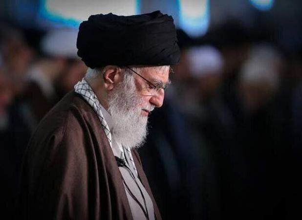 اقامه نماز ظهر جمعی از مدال‌آوران علمی ایران به امامت رهبر انقلاب