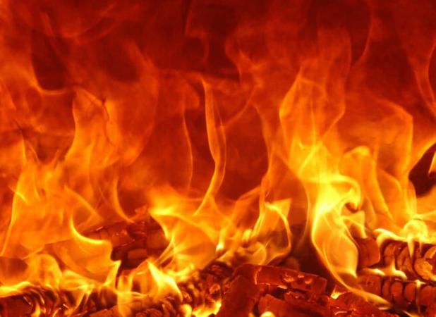 نجات جان دو نفر توسط پلیس فاریاب از میان شعله‌های آتش؛ مصدومیت ۲ مامور