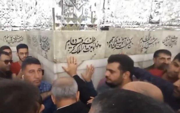 حضور پزشکیان بر سر مزار شهید رئیسی+فیلم