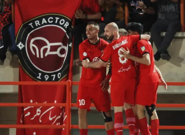 ناگهان یک جام به لوگوی تراکتور چسبید!