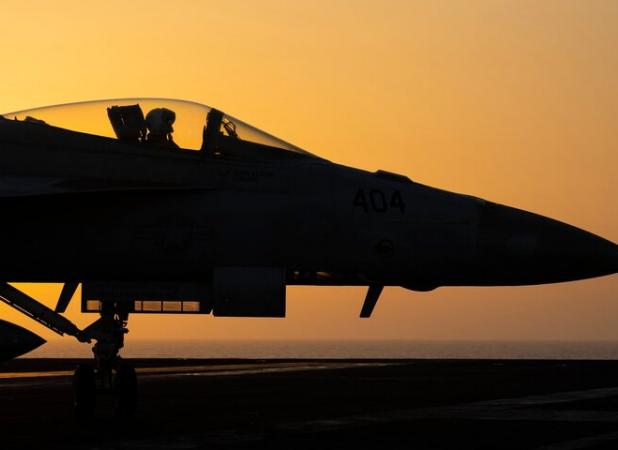 سقوط جنگنده اف ۱۸ آمریکایی بر فراز آب‌های یمن/ انصارالله: وارد نبردی فراگیر با دشمن شده‌ایم