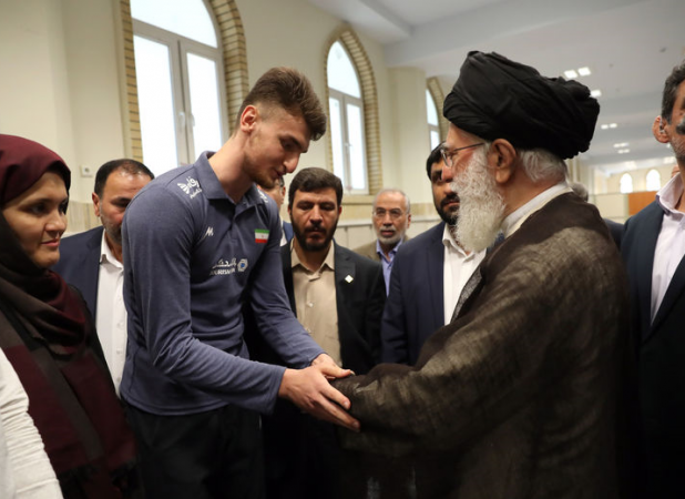 اهدای پیراهن تیم ملی فوتبال نوجوانان به رهبر انقلاب