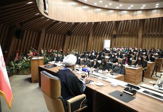 تصویری که غرب از زن ارائه می‌کند هیچ نسبتی با شأن و منزلت آنان ندارد