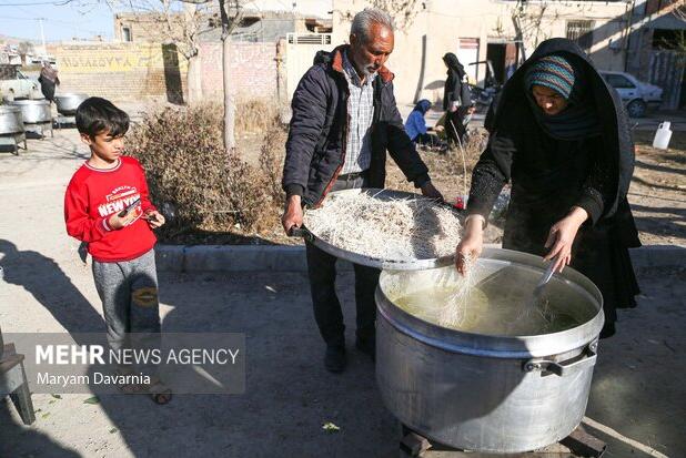 پخت آش نذری در روستای مجیدآباد کهریزک همزمان با شهادت امام رضا (ع)