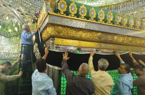 تعویض پرچم ضریح سید جلال‌الدین اشرف در شب شهادت امام محمدباقر (ع)