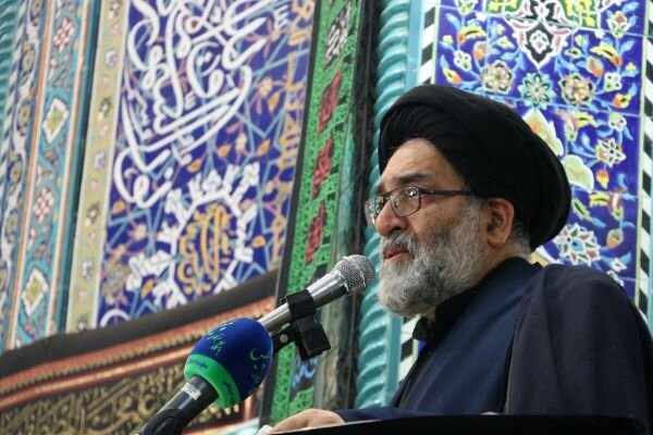 اجازه تحریف راه و خط امام(ره) را ندهیم
