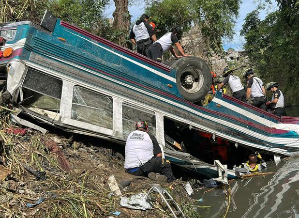 حداقل ۱۵ کشته و ۱۹ زخمی در گواتمالا بر اثر سقوط اتوبوس به دره