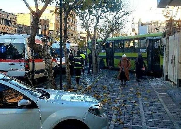 برخورد اتوبوس با ساختمان مسکونی در تهران