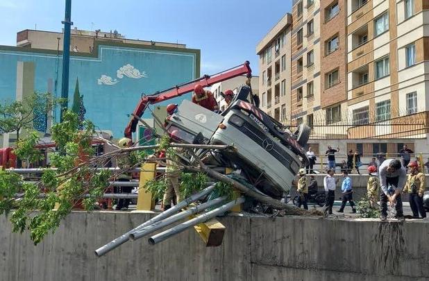 جزئیات واژگونی کامیون حامل کپسول‌های اکسیژن در بزرگراه امام علی+عکس