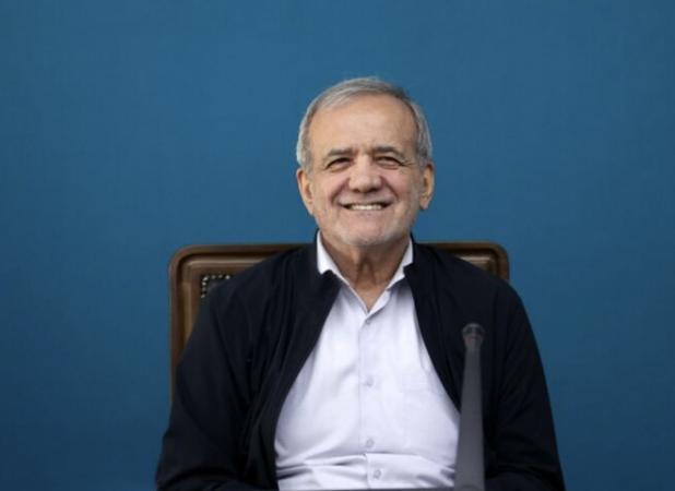 شعرخوانی پزشکیان به زبان ترکی در جمع فرهیختگان آذربایجان غربی