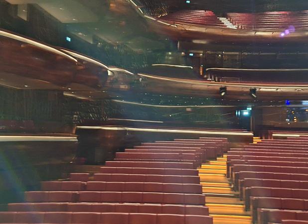 آماده سازی کنسرت قربانی در سالن دبی اپرا