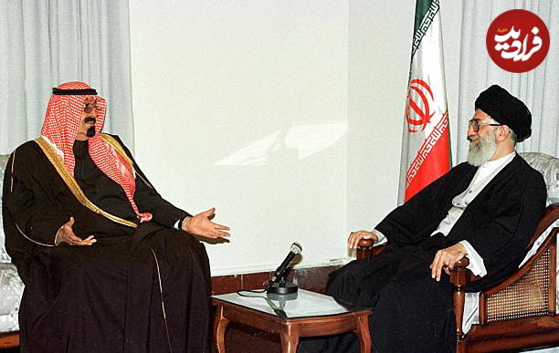 ملک عبدالله در حال گفتگو با رهبر انقلاب در سال ۷۶