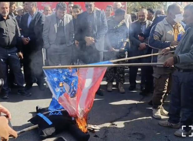 به آتش کشیدن پرچم‌های استکبار جهانی در گرمسار