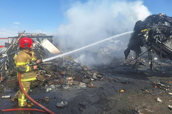 مهار حریق در جاده پیربازار؛ ۳ خودرو و ۲ مغازه در آتش سوخت