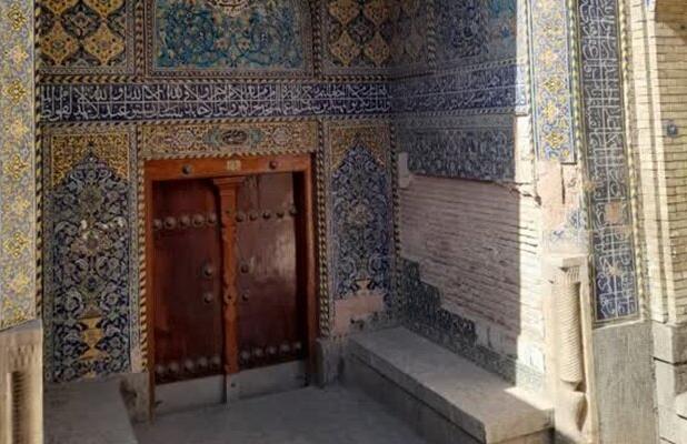 مرمت دلیل برداشتن کاشی‌های مسجد رحیم‌خان بود؛سرقتی رخ نداده است
