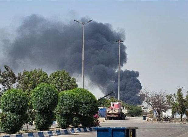 حریق در یک انبار ضایعات نزدیک بندر شهید رجایی