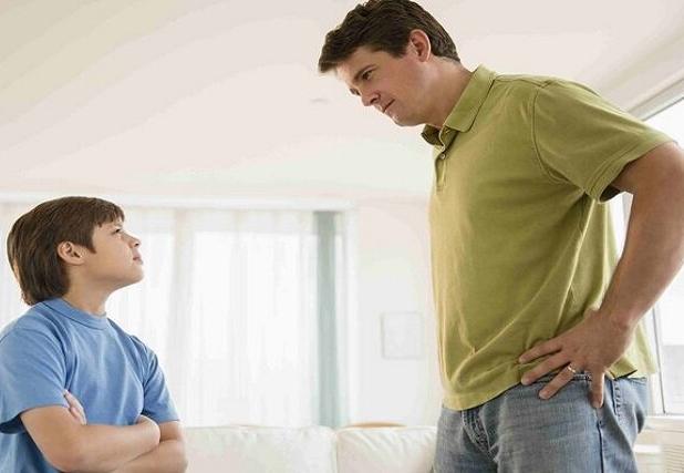 رفتارهای خودآسیب‌رسان نوجوانان؛ نقش خانواده و اعتیاد به اینترنت