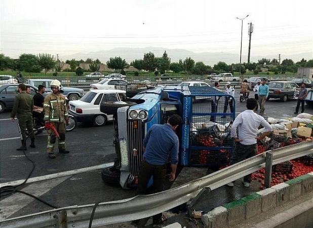 واژگونی خودرو حامل میوه در اصفهان به دلیل لغزندگی جاده