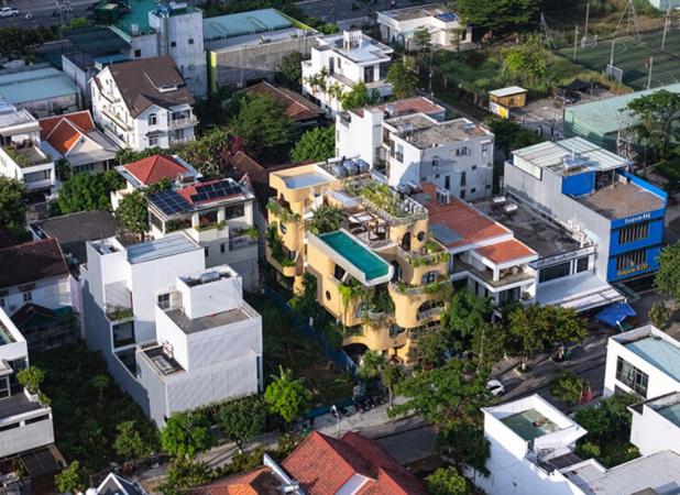 معماری منحصر به فرد خانه‌ای با «استخر معلق»
