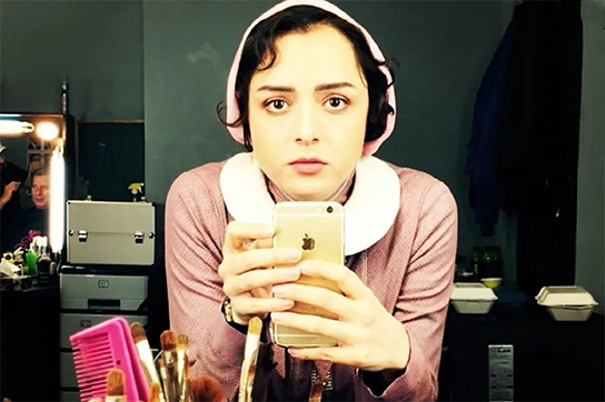 قاب زیرخاکی از کودکیِ ترانه علیدوستی روی دوش پدرش