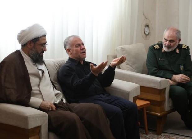 آیت‌الله شعبانی و فرمانده سپاه همدان در منزل شهیدان کریمی و دینوری
