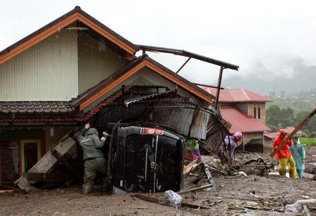 سیل و رانش زمین در اندونزی ۱۷۴ کشته و ۷۹ مفقود برجای گذاشت