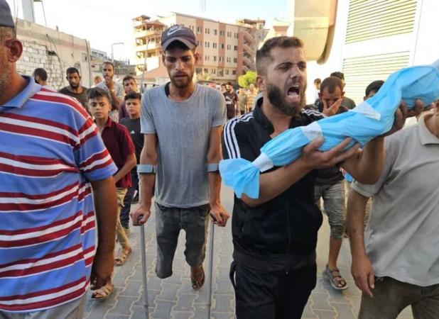حمله به زن و کودک فلسطینی در حال تلاش برای پیدا کردن غذا و آب+ فیلم