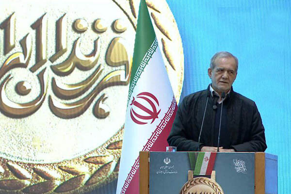 علم تان رابرای گره گشایی از کشور و مردم به کار ببندید