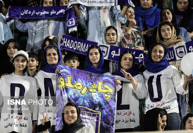 درهای ورزشگاه نصیری یزد برای دیدار دو تیم چادرملو اردکان و ذوب‌آهن اصفهان ‌باز شد