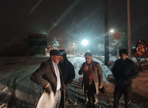 برف و کولاک ۳ جاده شهرستان فریمان را مسدود کرد/امدادرسانی به ۱۷ خودروی گرفتار در برف