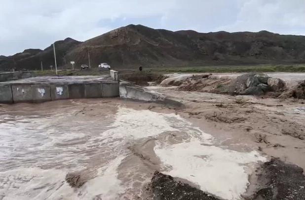 جاری شدن سیلاب در روستای فوجی شهرستان خوشاب
