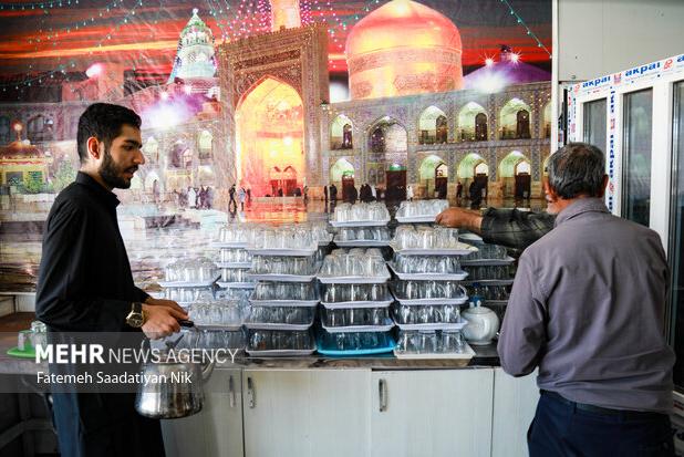 خدمت رسانی خادمان امام رضا(ع) به زائران پیاده