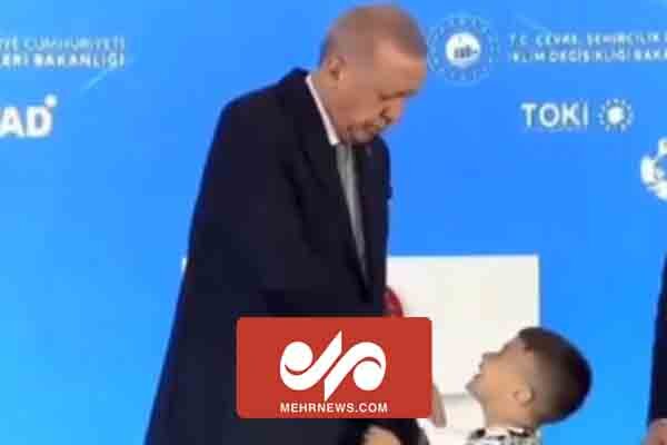 سیلی اردوغان به کودکی که دستش را نبوسید