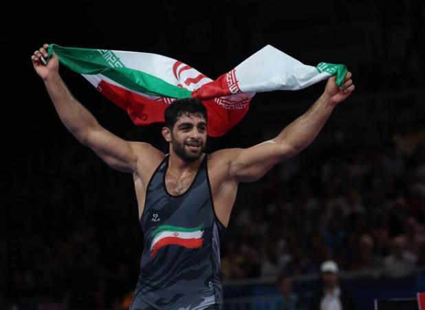 برق مدال طلا بر گردن هادی ساروی