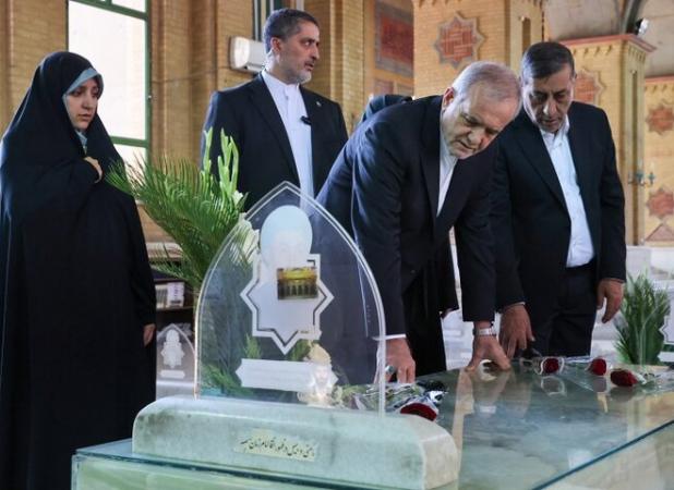 پزشکیان و هیئت دولت به مقام رفیع شهیدان ادای احترام کردند