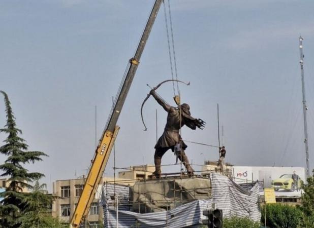 نصب مجسمه ۱۵متری آرش کمانگیر در میدان ونک