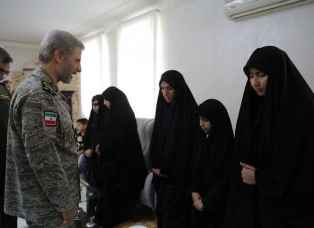 امیر حاتمی با خانواده‌های شهدای ارتش در جنگ ۱۲ روزه دیدار کرد