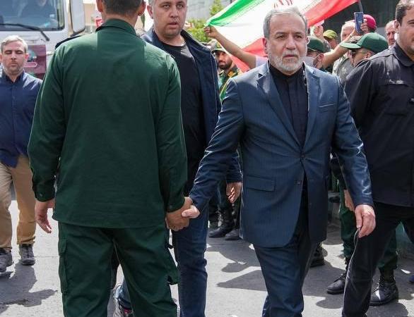 تصویر جالب از عراقچی در مراسم امروزِ تهران