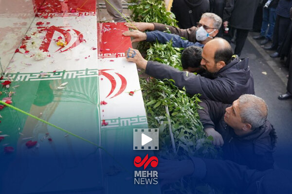 پیکرهای لالهای وطن بر دوش مردم تهران رسید