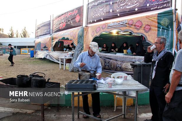موکب «سفیرالحسین (ع)» زنجان در مسیر نجف تا کربلا خدمات رسانی می کند